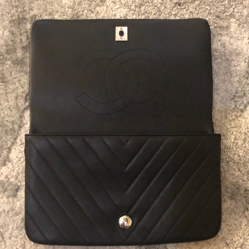 Chanel Wars Clutch Bag🖤🌟 - Picture 2 of 8